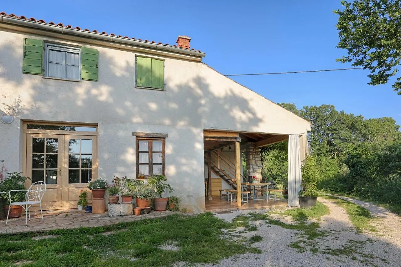 אומאג Rural Apartment Geja