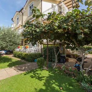 Apartment Trbovic Peaceful With Free Parking, Pet-friendly, And Bike Storage In, Umag